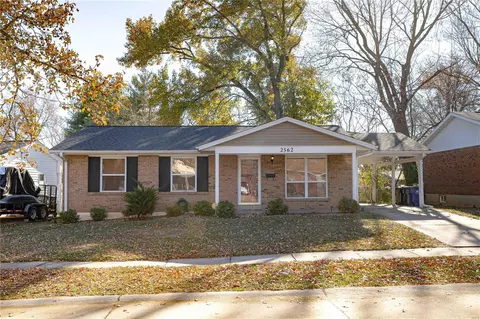 2562 Saddle Ridge Dr, Florissant, MO 63031