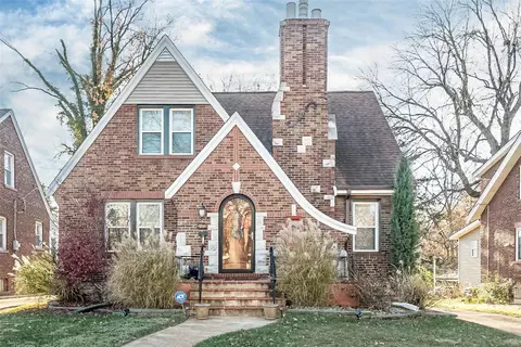 8268 Glen Echo Dr, Saint Louis, MO 63121