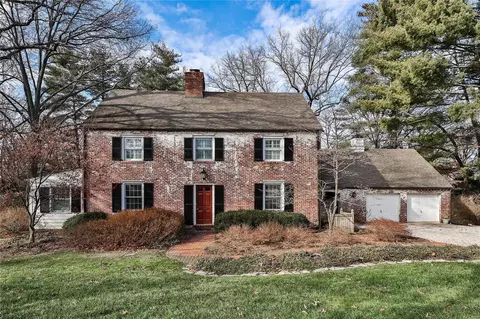 11 Wakefield Dr, Saint Louis, MO 63124