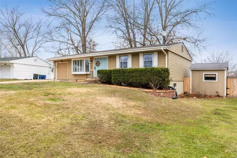 704 Auber Dr, Ballwin, MO 63011 photo 2