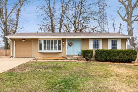 704 Auber Dr, Ballwin, MO 63011