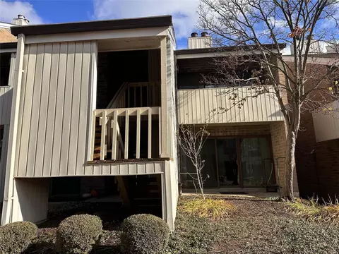 658 Coeur De Royale Dr #D, Creve Coeur, MO 63141