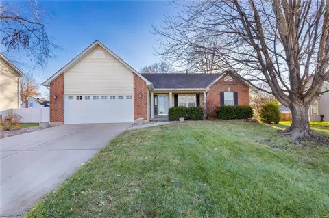 1917 Royal Heir Dr, O'fallon, MO 63366