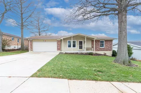 1268 Woodridge Trails Dr, Fenton, MO 63026