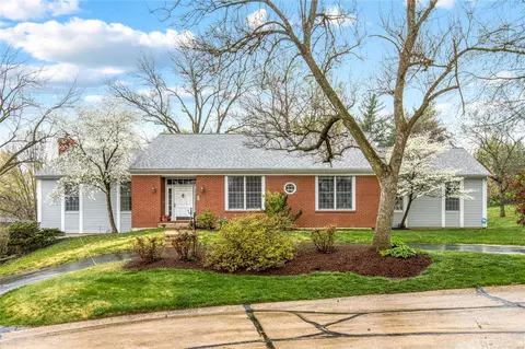 664 Pine Creek Dr, Town And Country, MO 63017