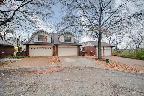 5644 Duchesne Parque Dr, Saint Louis, MO 63128