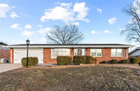 4216 Hedgemont Dr, Saint Louis, MO 63128