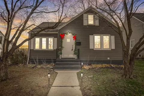 906 Pine St, Saint Charles, MO 63301