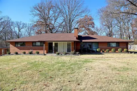 9411 Oakwood Manor Ln, Saint Louis, MO 63126