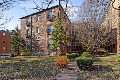 715 Westwood Dr #2E, Saint Louis, MO 63105