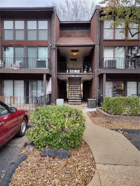 1057 Mersey Bend Dr #B, Saint Louis, MO 63129