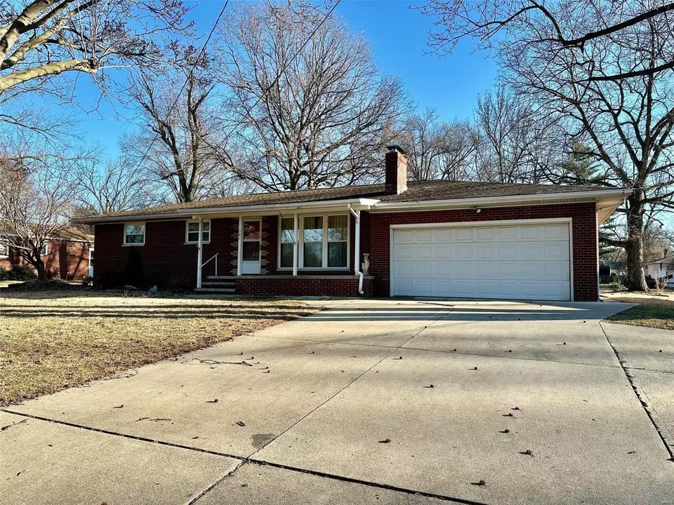 241 W Airline Dr, Rosewood Heights, IL 62024 30 Photos Movoto