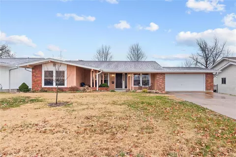637 Coachway Ln, Hazelwood, MO 63042
