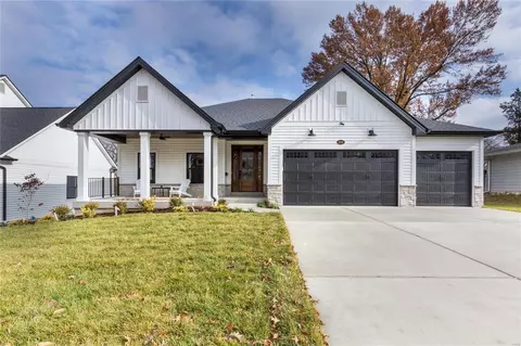 1018 Nana Ln, Des Peres, MO 63131