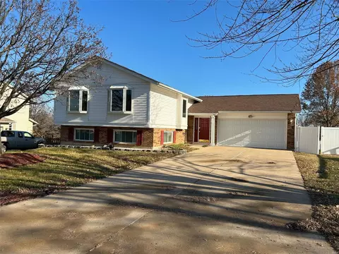 2992 Wheatfield Farms Dr, O'fallon, MO 63368