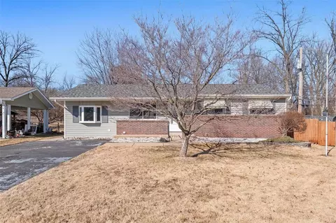 12077 Washington Ct, Maryland Heights, MO 63043