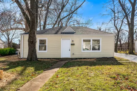 1120 Sansu Ln, Florissant, MO 63031