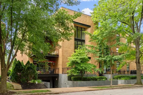 7542 Cromwell Dr #2B, Saint Louis, MO 63105