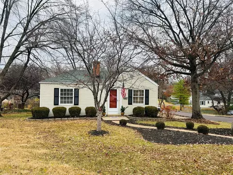 321 Carmel Dr, Saint Louis, MO 63119