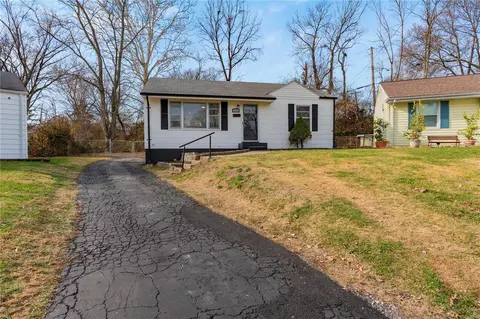 8584 Debbie Ct, Saint Louis, MO 63114