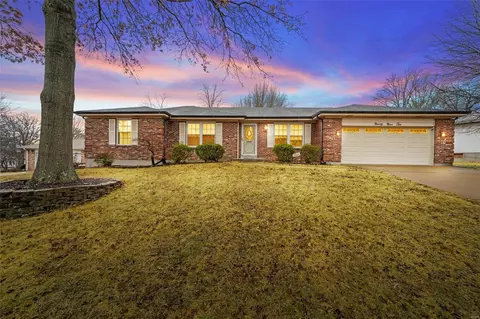 9910 Canterleigh Dr, Saint Louis, MO 63123