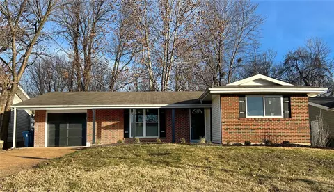 2862 Creston Ln, Maryland Heights, MO 63043