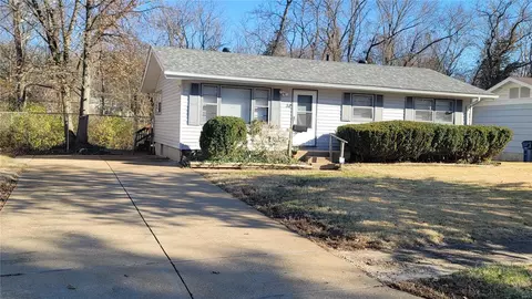 58 Fenwick, Ferguson, MO 63135 photo 2
