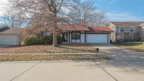 955 Justice Ct, Florissant, MO 63034