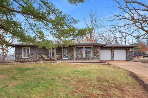 17 Treecrest Ct, Fenton, MO 63026