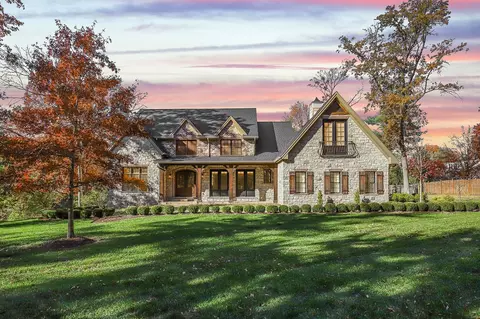 107 Graybridge Rd, Ladue, MO 63124