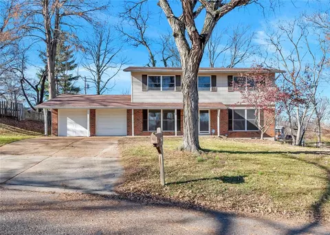 1229 Sandstone Dr, Saint Louis, MO 63146
