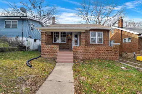 705 Tesmore Pl, Saint Louis, MO 63135