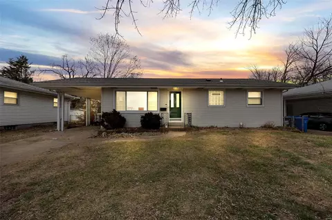 27 Manor Dr, Florissant, MO 63031