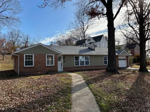 3 Lakeview Dr, Saint Louis, MO 63135