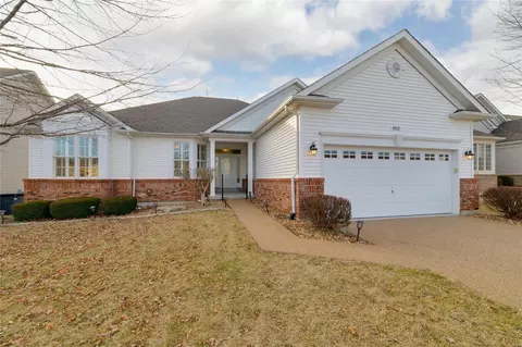 662 Falconcrest Dr, Lake Saint Louis, MO 63367