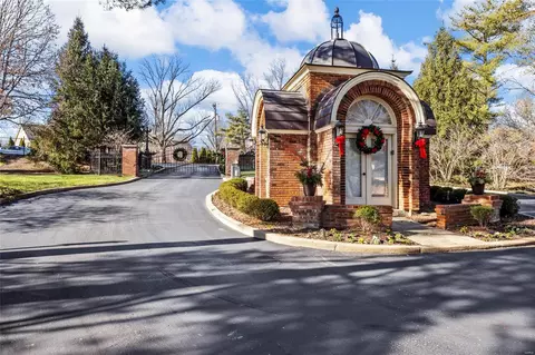2233 Croydon Walk, Saint Louis, MO 63131