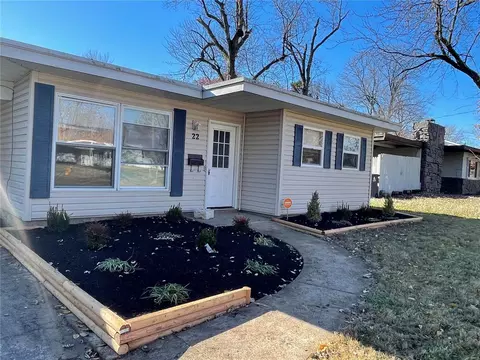 22 Redwood Dr, Florissant, MO 63031