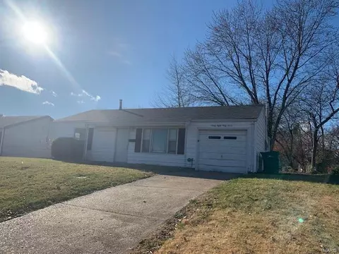 9867 Vickie Pl, Saint Louis, MO 63136