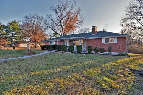 800 Camborne Dr, Saint Louis, MO 63125