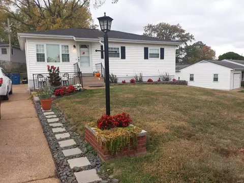 2121 Melon Dr, Saint Louis, MO 63125