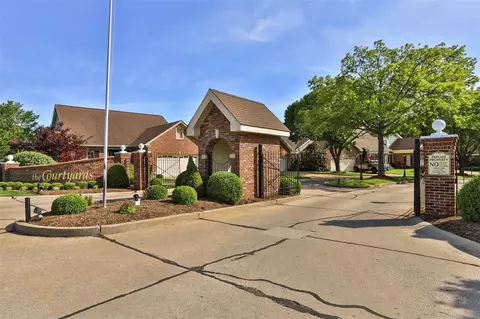 12312 Courtyard Lake Dr, Sunset Hills, MO 63127