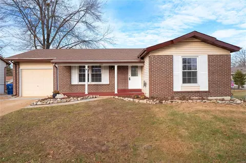 2211 Penncross Ct, Fenton, MO 63026