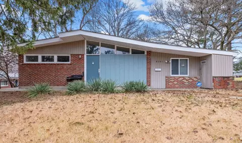 8301 Woodhurst Dr, Saint Louis, MO 63134