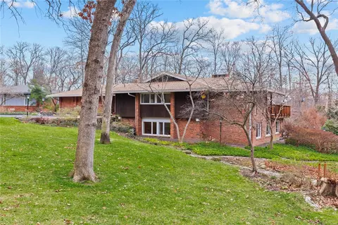 26 Portland Dr, Frontenac, MO 63131