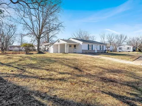910 Daniel Boone Dr, Florissant, MO 63031