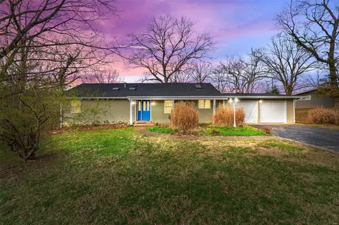 233 Horseshoe Dr, Saint Louis, MO 63122