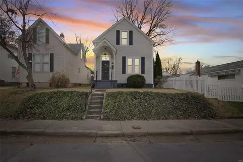 623 Lewis St, Saint Charles, MO 63301