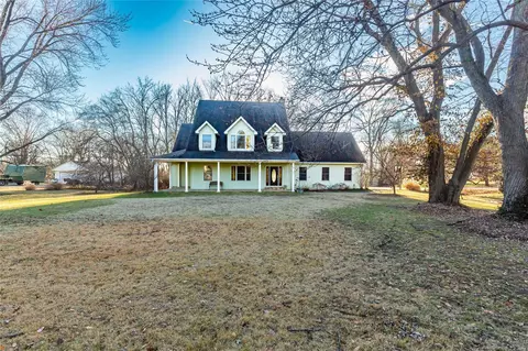 8 Clover Ln, Saint Charles, MO 63301