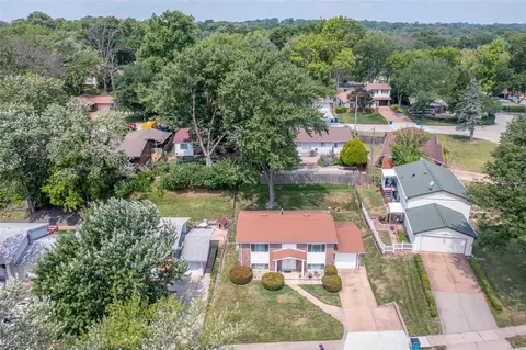 1267 Roth Hill Dr, Maryland Heights, MO 63043