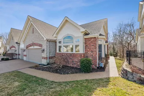 817 Stonebluff Ct, Chesterfield, MO 63005